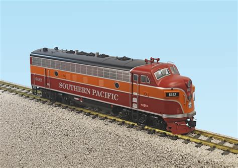 porównanie przekroju hełmów Pacific F7 i modeli klasycznych
