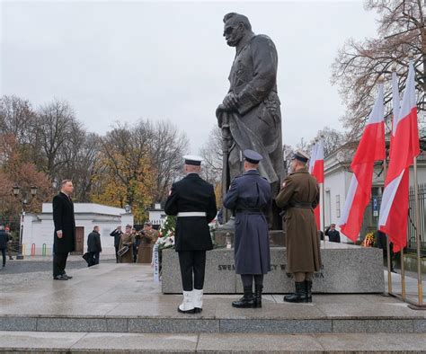 Zdjęcie z uroczystości na placu Józefa Piłsudskiego z udziałem prezydenta Andrzeja Dudy oraz funkcjonariuszy PSP