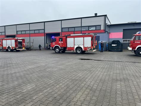 Zdjęcie przedstawiające akcję gaśniczą straży pożarnej na terenie zakładu produkcyjnego w Zalewie.