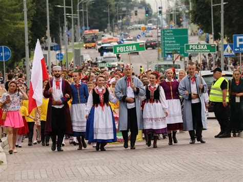 Barwna parada orkiestr dętych przechodząca ulicami Konopisk
