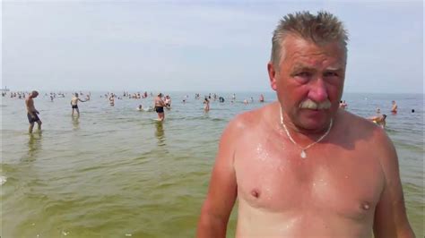 Tłum bawiących się ludzi na plaży nad Zalewem Pająk podczas Beach Party