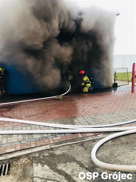 zdjęcie dymu wydobywającego się z płonącego budynku