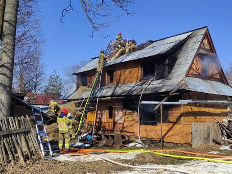 zdjęcie zgliszcz po pożarze drewnianego domu
