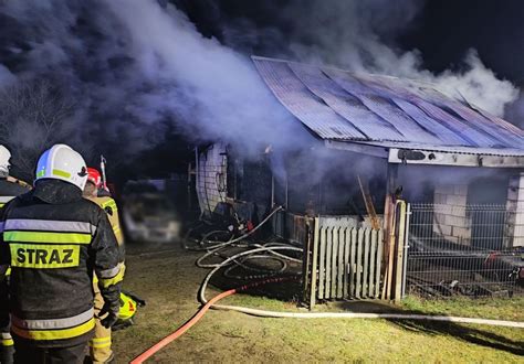 zdjęcie płonącego drewnianego domu w nocy