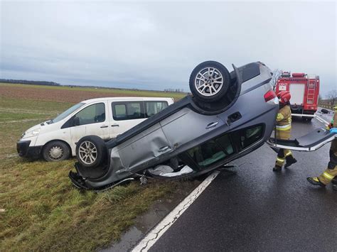 Zapalony samochód na drodze, z widocznym dymem wydobywającym się z komory silnika
