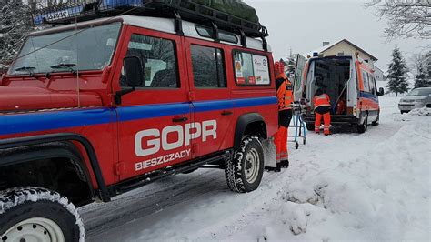 Kanadyjska wodna ciężarówka gaśnicza 4x4 na trudnym terenie