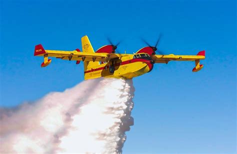 Samolot gaśniczy De Havilland DHC-515 Firefighter podczas operacji