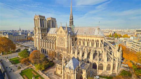 Widok z lotu ptaka na katedrę Notre Dame w trakcie działań gaśniczych ukazujący skalę zniszczeń dachu i konstrukcji