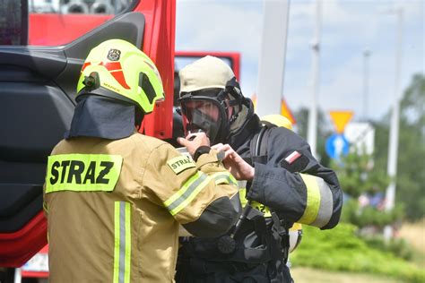 Strażacy ochotnicy pomagający w rozładunku darów