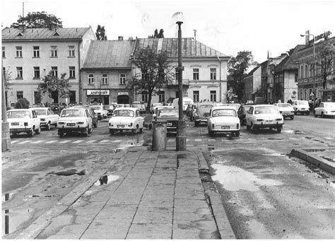 Zdjęcie historycznych hełmów paradnych z lat 80. XX wieku