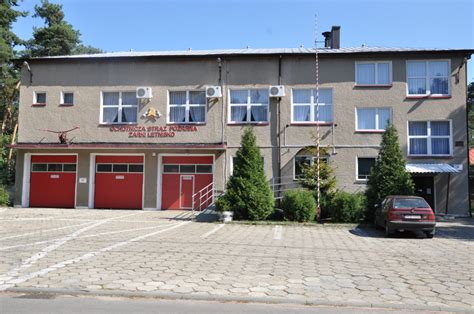 Zdjęcie z uroczystych obchodów 70-lecia OSP Żarki Letnisko z udziałem zaproszonych gości i strażaków.