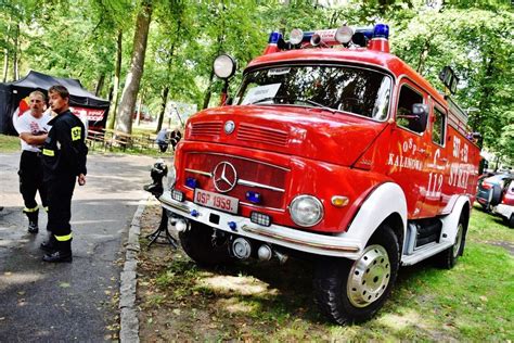 Zdjęcie przedstawiające Mercedesa z 1959 roku podczas pokazu na zlocie strażackim