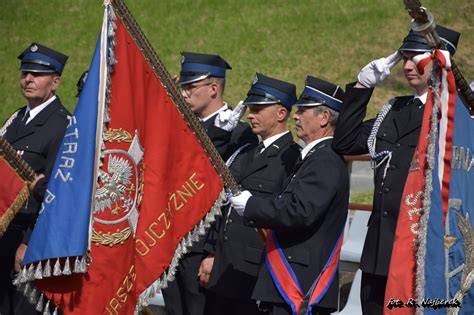 Fotografia dokumentująca ceremonię wręczenia sztandaru jednostce OSP z udziałem władz lokalnych i druhów