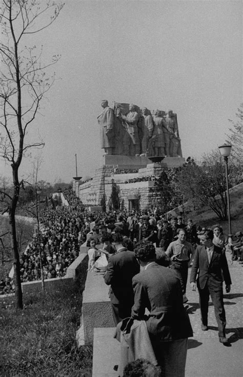 historyczne zdjęcie pomnika Stalina w Pradze na wzgórzu Letná