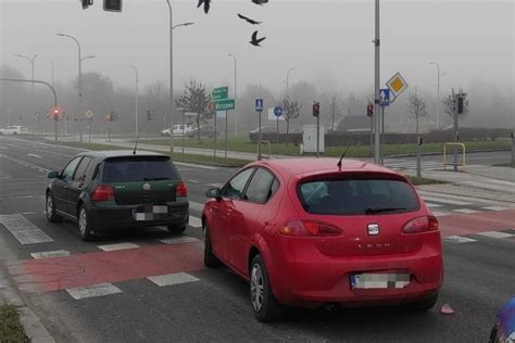 Miejsce kolizji dwóch aut na skrzyżowaniu ulic Wrzesińskiej i Polnej