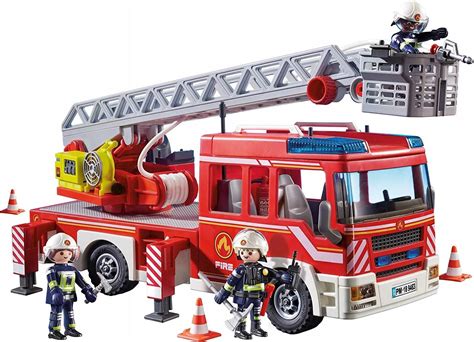 Zbliżenie na wóz strażacki Playmobil 4821 z figurką strażaka i akcesoriami