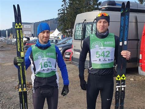 Zdjęcie asp. Jarosława Gacka na trasie biegu narciarskiego