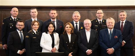 zdjęcie z ceremonii podpisania aktu założycielskiego OSP Pisz