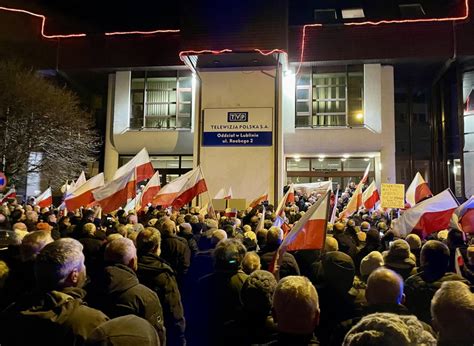 zdjęcie przedstawiające protest zwolenników PiS