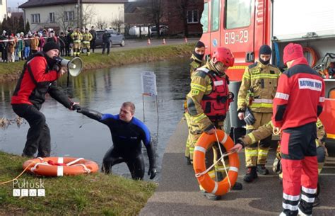 Zdjęcie strażaków-nurków podczas akcji ratunkowej na zbiorniku wodnym