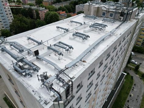 Tematyczne zdjęcie przedstawiające akcję gaśniczą dachu bloku mieszkalnego