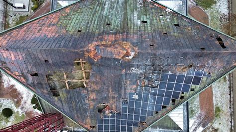 zdjęcie spalonego dachu kościoła św. Grzegorza w Descartes