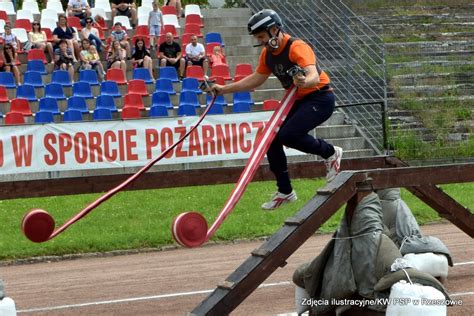 schemat toru sztafety pożarniczej 7x50m z zaznaczonymi przeszkodami i strefami zmian