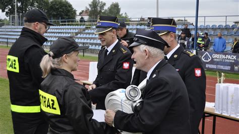 zdjęcie z wręczania pucharów zwycięskim drużynom zawodów strażackich