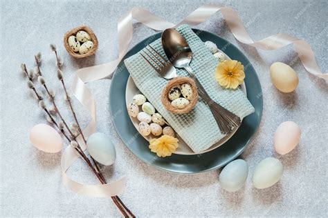 zdjęcie wielkanocnego stołu udekorowanego przez seniorów