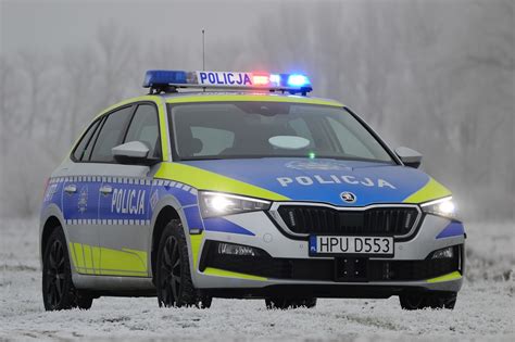 Radiowóz policyjny z widocznymi oznaczeniami regionalnymi na karoserii