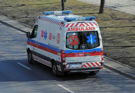 Różne typy karetek pogotowia z widocznymi oznaczeniami S, P, T, N w akcji