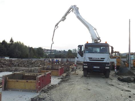 widok płonącego marketu Bricomarche w Wągrowcu nocą