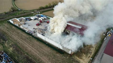 Zdjęcie zniszczonej hali sortowni odpadów po akcji gaśniczej