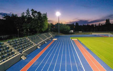 zdjęcie panoramy stadionu miejskiego z flagami OSP