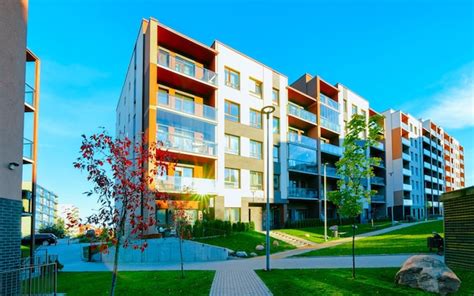 widok z zewnątrz na płonące mieszkanie na wysokim piętrze