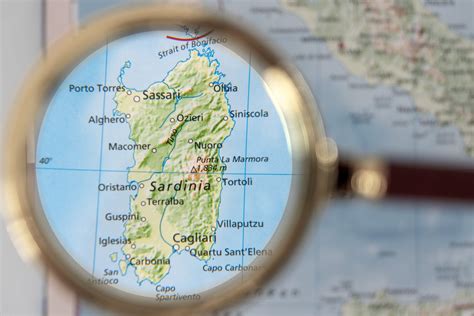 mapa Sardynii z zaznaczonymi obszarami objętymi pożarami