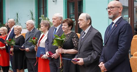 zdjęcia druhów strażackich odznaczonych medalami i odznakami