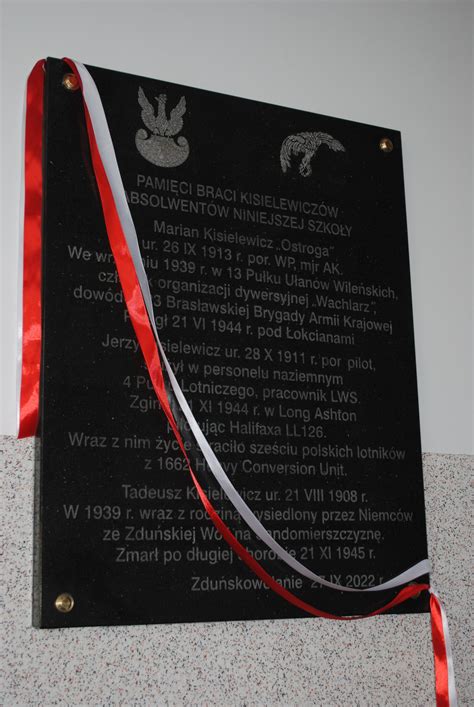 zdjęcie odsłonięcia tablicy pamiątkowej OSP Ławki