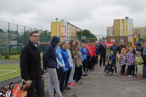 Członkowie OSP podczas lokalnego wydarzenia sportowego lub festynu kulturalnego