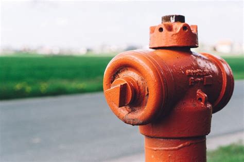 Thematyczne zdjęcie hydrantu zewnętrznego na tle budynku