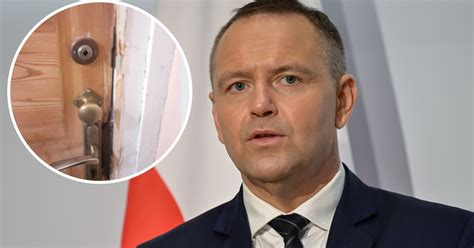 Zniszczone drzwi mieszkania po podpaleniu w Białymstoku