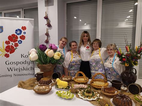 Kobiety z Koła Gospodyń Wiejskich prezentujące rękodzieło