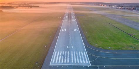 schematyczny rysunek pasa startowego z zaznaczonym miejscem kolizji samolotu z wozem strażackim