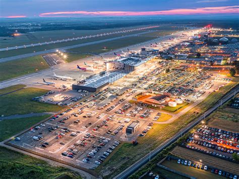 zdjęcie satelitarne lotniska w Pyrzowicach z widocznymi pasami startowymi