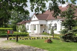 Widok zniszczonego obiektu Dwór Soplicowo w Białowieży po pożarze