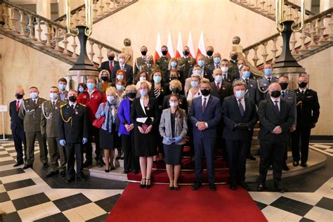 zdjęcie wręczenia odznaczeń i statuetek