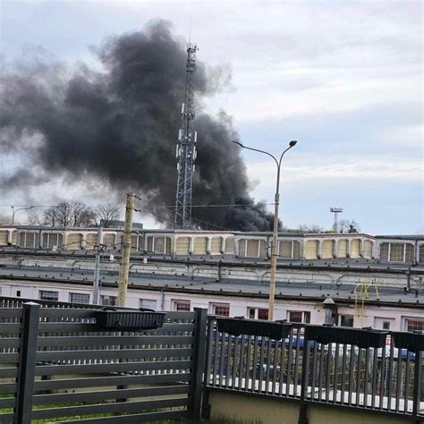 Zdjęcie słupa czarnego dymu nad Wrocławiem pochodzącego z pożaru na osiedlu Belleville
