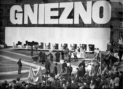 zdjęcie drużyny strażackiej z Gniezna na podium w hali sportowej