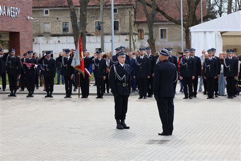 Widok ogólny na budynek remizy strażackiej w miejscowości Zawada, gmina Olkusz, z widocznymi wozami bojowymi