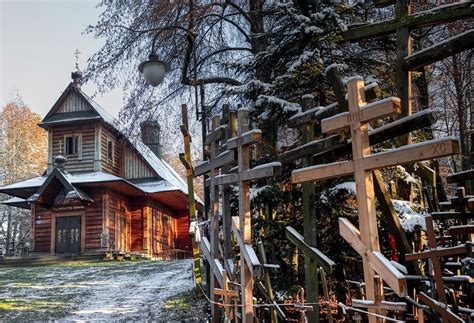 Zdjęcie przedstawiające drewnianą bryłę cerkwi w Morochowie w otoczeniu krajobrazu Podkarpacia